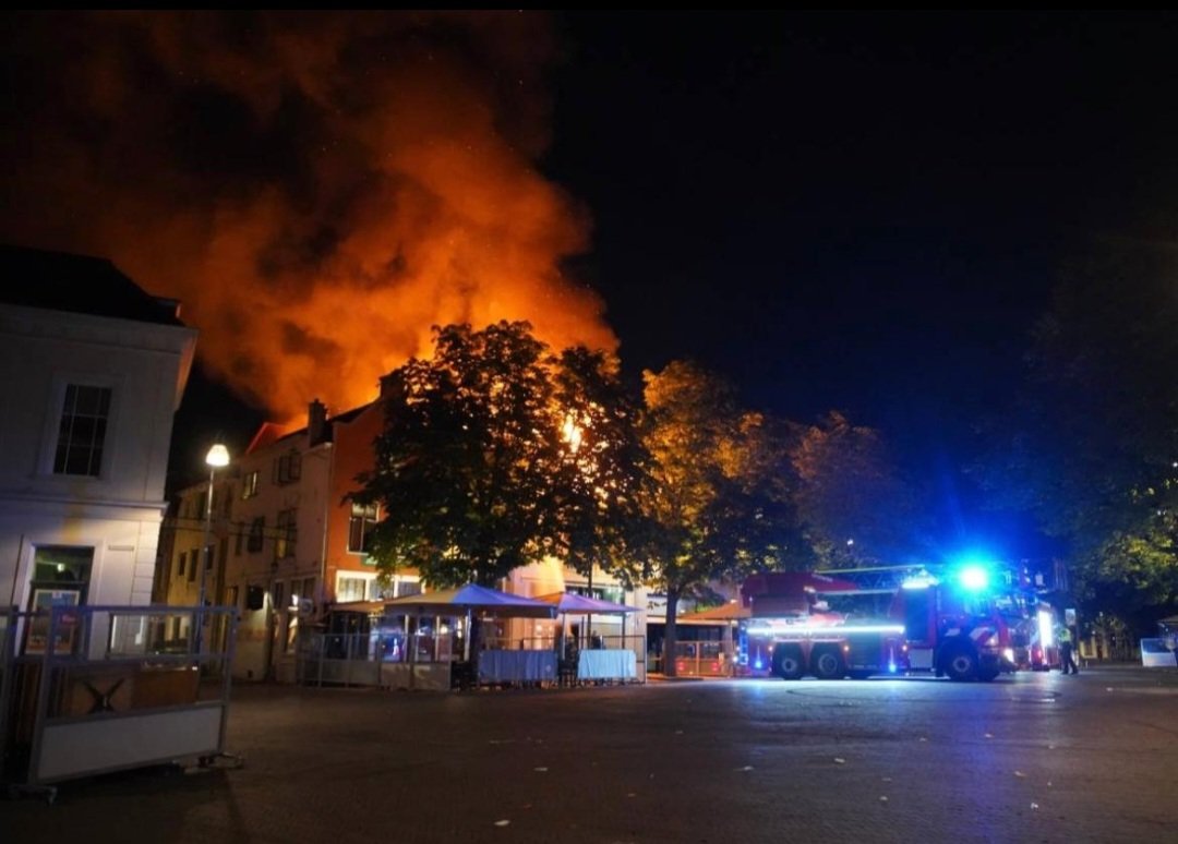 Afgelopen nacht hebben we met <a href="/BrwDeventer/">Brandweer Deventer</a> en de omliggende korpsen een zeer grote brand in de historische binnenstad bestreden🚒.Trots op de samenwerking en dat we samen het verschil hebben gemaakt bij deze complexe brand. #110 #samensterk #trots <a href="/VRIJsselland/">VR IJsselland</a> <a href="/VNOGregio/">Veiligheidsregio Noord- en Oost-Gelderland</a>