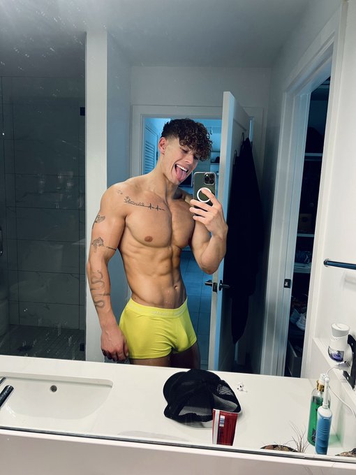 Wet and Happy 💛😁  I hope y&rsquo;all are at least one of the two, on this Tuesday 🤟 https://t.co/WFhn1lbMh