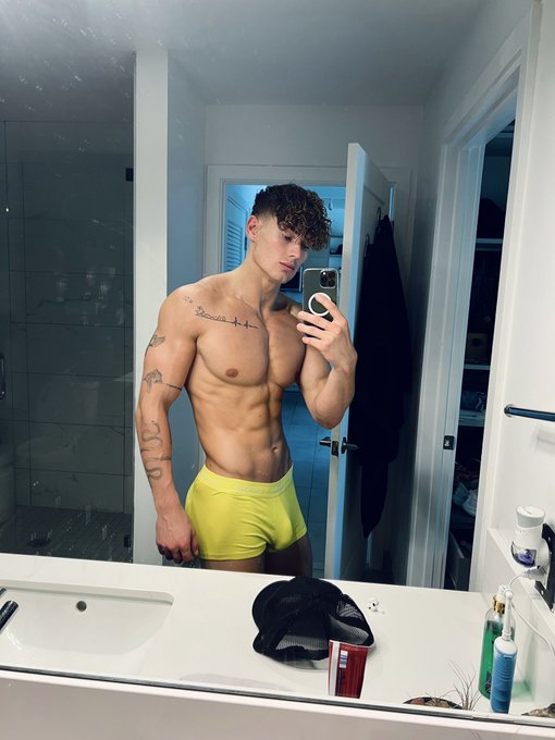 Wet and Happy 💛😁  I hope y&rsquo;all are at least one of the two, on this Tuesday 🤟 https://t.co/WFhn1lbMh