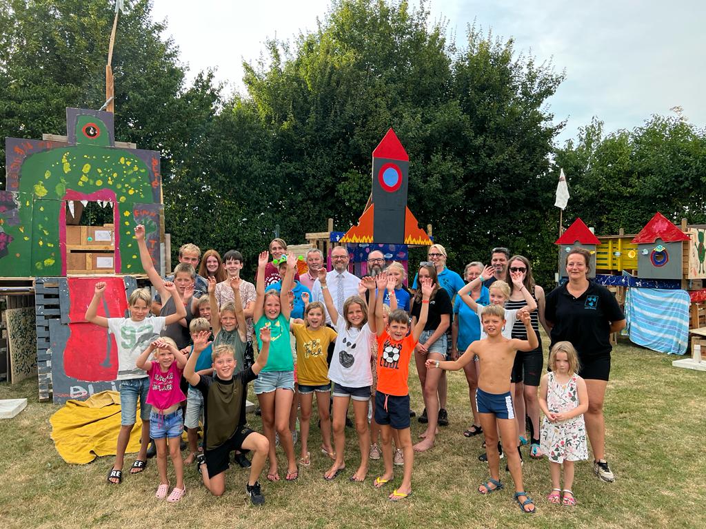 ServaasStoop's tweet photo. Aan het eind van middag even op bezoek geweest bij #timmerdorp #Rhenoy. Mede dankzij vrijwilligers en sponsoren konden 80 kinderen indrukwekkende bouwwerken timmeren en verven met 'ruimte' als thema. Dank aan de organisatie voor de ontvangst en uitleg. #Stoopopdestoep https://t.co/aVSuMYuEdw