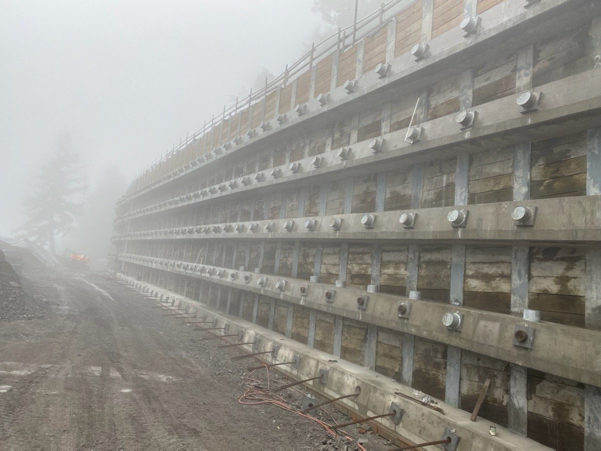 CaltransDist1's tweet photo. LAST CHANCE GRADE 1-HOUR DELAY AUG. 17: On #US101 at #LastChanceGrade south of Crescent City expect a 1-hour delay from noon-1pm Wed. Aug. 17. Please plan accordingly. #Caltrans & contractors will be conducting inclement-weather preparations. Highway info: https://t.co/faudYObfTh https://t.co/RRLjgxBGsM