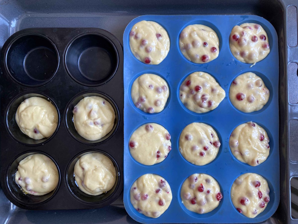 dr_siegert's tweet photo. In Muffinformen verteilen, und etwa 20 Minuten bei 180° C Umluft backen.

Und dann genießen!

Ich mag Apfelmus hier am liebsten als Ei-Ersatz. Banane schmecke ich immer raus, und Sojamehl auch oft. Ich friere Apfelmus in kleinen Silikon-Formen ein, in 50g Portionen. https://t.co/PI5yM5SLYF
