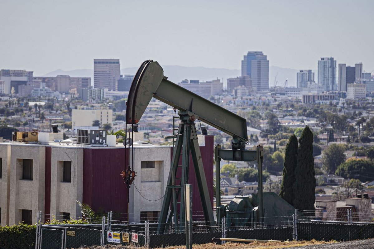 VoicesCA's tweet photo. In the draft, @CAGovernor @GavinNewsom is proposing 3,200 setbacks between homes, schools, hospitals and oil and gas wells -- no reworks allowed. This is a huge victory for frontline residents who’ve fought tooth &amp; nail for years to win clean air &amp; water. https://t.co/oJFNEcpzOu