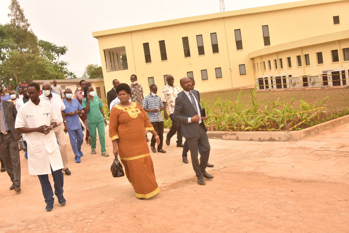 RTNBurundi's tweet photo. La Ministre de @mspls_bdi Dr Sylvie Nzeyimana effectue une visite de travail à l'hôpital en extension de #Kigutu du Centre @VHW en commune #Vyanda @BururiProvince initié par un burundais de la diaspora Mr Déogratias #Niyizonkiza, avec résidence aux #USA https://t.co/l3noo35cUa