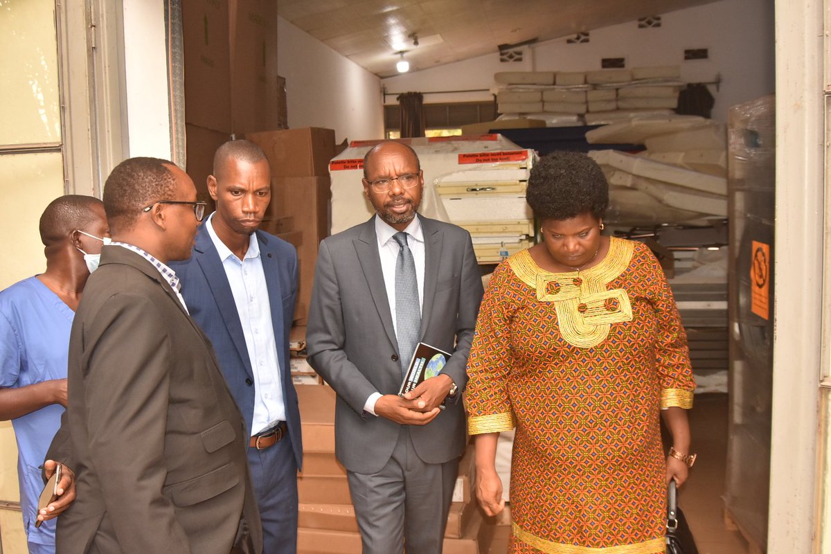 RTNBurundi's tweet photo. La Ministre de @mspls_bdi Dr Sylvie Nzeyimana effectue une visite de travail à l'hôpital en extension de #Kigutu du Centre @VHW en commune #Vyanda @BururiProvince initié par un burundais de la diaspora Mr Déogratias #Niyizonkiza, avec résidence aux #USA https://t.co/l3noo35cUa