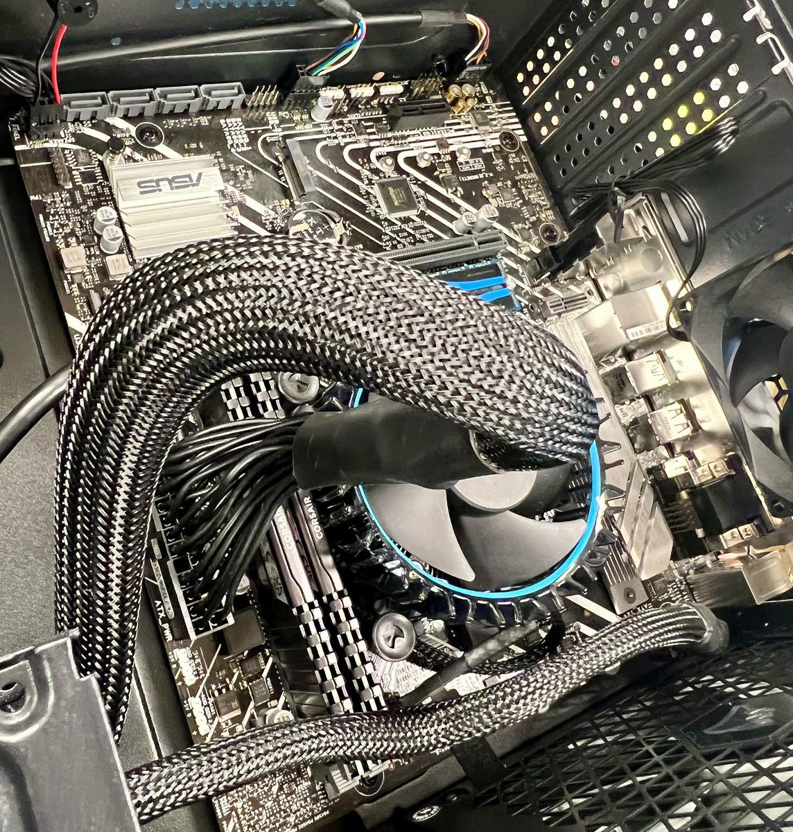 varflexcorp's tweet photo. Can you guess what this Varspan GP is protecting?

If you said wires &amp; #cables inside a #computer, you are right! 

Varspan GP is ideal for #mechanical protection in #wires, cables, #harnesses, #hydraulic lines, tubes, hoses and more! Visit https://t.co/8CQPbMMXFU for more info. https://t.co/x9BeYcOtQi