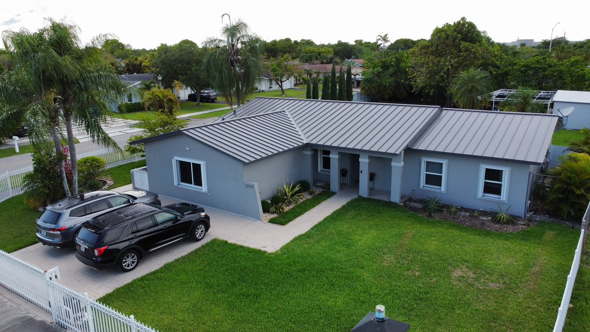 MromeroContract's tweet photo. Free Estimates 🚨 Now serving South &amp; Central Florida 🚨 New Roof, Re-Roof, DM or Call us (786)616-5722)
 #RoofLife #Miami #DadeCounty #BrowardCounty #PalmBeach #SoFlo #Construction #Roofing #Realty #MiamiBeach #CoralGables #Kendall #Tamiami #KeyBiscayne #CoconutGrove #WorkHard https://t.co/Yqzdjgl3ho