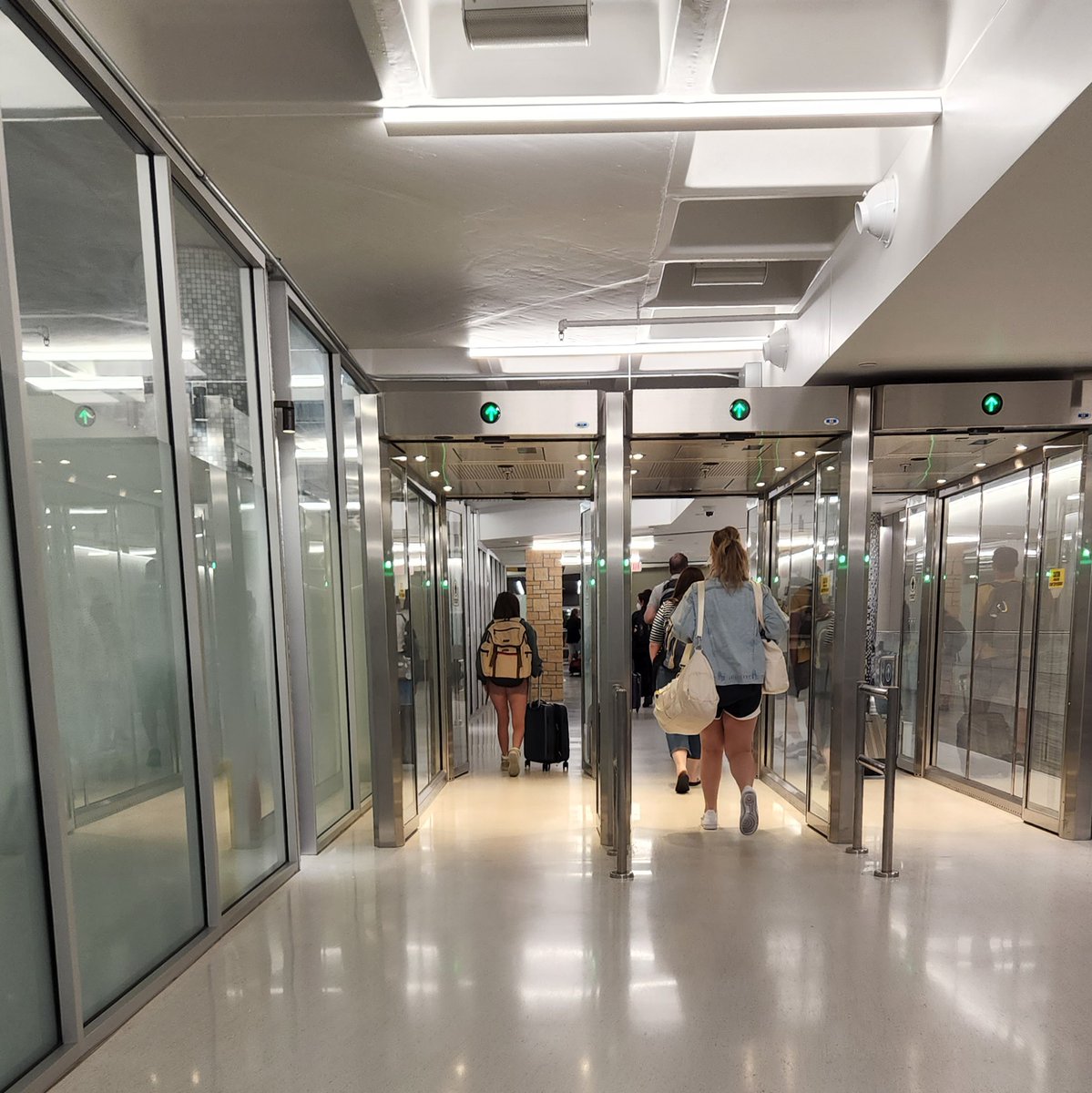 uiowaiiep's tweet photo. Welcome #IIEPHawkeyes! If your flight arrives at the Eastern Iowa Airport youβll have a short walk through the terminal, down one level, through the automatic doors, and around the corner to baggage claim! https://t.co/uQAQEldmUW for info about the airport. See you soon! βπ§³π https://t.co/aRNWGLIDSO