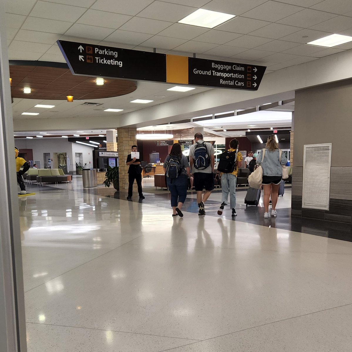 uiowaiiep's tweet photo. Welcome #IIEPHawkeyes! If your flight arrives at the Eastern Iowa Airport youβll have a short walk through the terminal, down one level, through the automatic doors, and around the corner to baggage claim! https://t.co/uQAQEldmUW for info about the airport. See you soon! βπ§³π https://t.co/aRNWGLIDSO