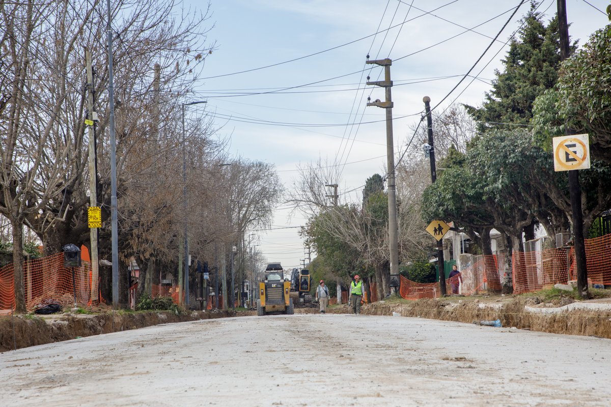 En #PuebloNuevo (#Hudson) también estamos repavimentando la calle 163 e/ 63 y Arroyo Baldovinos, trabajos que incluyen la construcción de veredas y desagües pluviales, además de la colocación de luces #Led. ¡Gracias Presidente <a href="/alferdez/">Alberto Fernández</a> por el apoyo constante a #Berazategui!