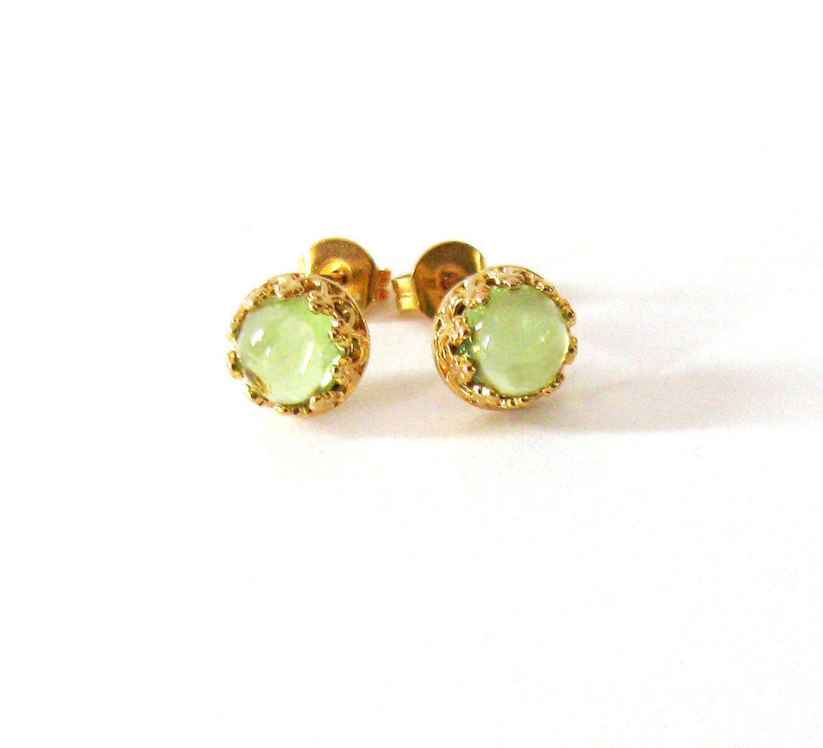 sendinglovegems's tweet photo. Peridot Gemstone Studs, Gold Vermeil over 925 Sterling Silver Post Earrings, Green Gem 6mm Cabochons in Filigree Settings, August Birthstone https://t.co/fWpezSJx4M #jetteam #giftforwomen https://t.co/Xi8OoSDOlo