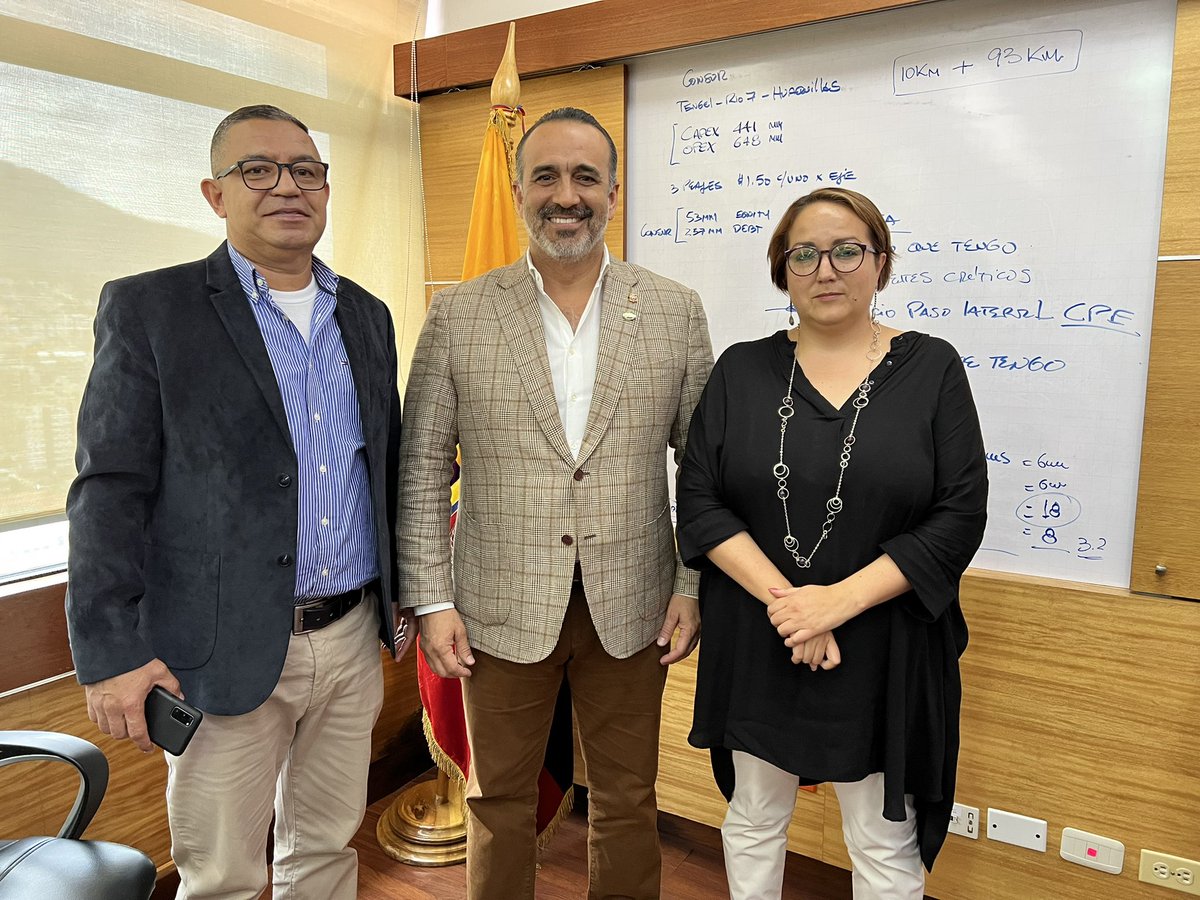 dariovherrera's tweet photo. Me reuní con Paola Gachet y Jairo Carmona de #Consur con el objetivo de:
➡️Revisar la concesión de la vía Tenguel-Río Siete-Huaquillas 🛣
➡️Elaborar un plan de acción para la reanudación de obras en #ElOro. 🚜
#JuntosLoHacemosPosible https://t.co/Bkdz0FDiSp