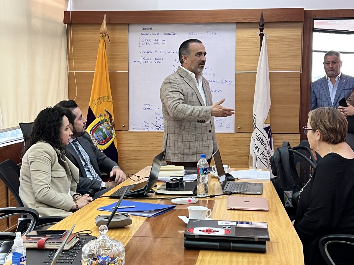 dariovherrera's tweet photo. Me reuní con Paola Gachet y Jairo Carmona de #Consur con el objetivo de:
➡️Revisar la concesión de la vía Tenguel-Río Siete-Huaquillas 🛣
➡️Elaborar un plan de acción para la reanudación de obras en #ElOro. 🚜
#JuntosLoHacemosPosible https://t.co/Bkdz0FDiSp
