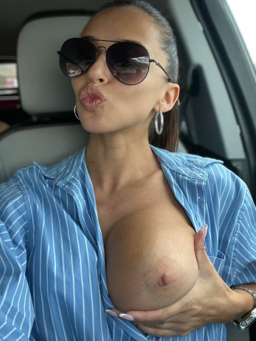 On my way to Vegas but 1st a titty shot!! https://t.co/DfLmPZByD5