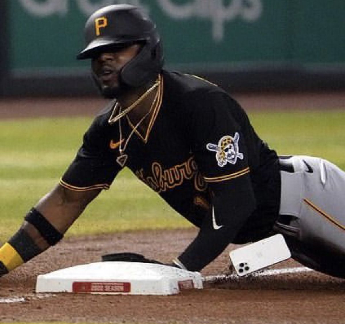 El 🇩🇴 Rodolfo Castro fue suspendido por 1 juego y multado 💸💸 por violar políticas de la mlb…. Castro estuvo  en el terreno de juego con un CELULAR 📲👈🏾

#somosdomdeportes1