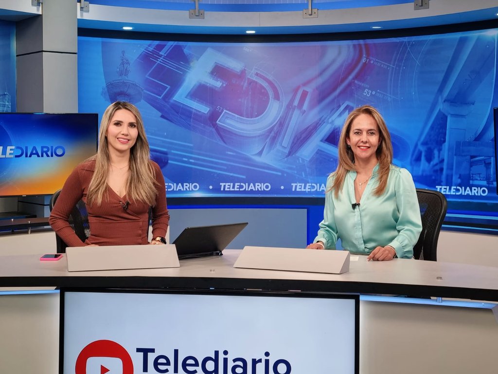 SEFIRC_COAH's tweet photo. Con el objetivo de difundir las acciones de la #SEFIRC, la secretaria @Tessygb estuvo en entrevista con Sandra Narváez, conductora de #MultimediosSaltillo donde platicó sobre el concurso de #TransparenciaEnCorto,
Agradecemos el espacio brindado. #FuerteCoahuilaEs https://t.co/eDC8KJv8Fi