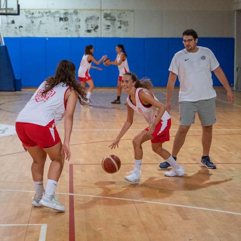 BGironaBase's tweet photo. 🔛⛹️‍♀️ El #BàsquetGirona Uni Laia Palau estrena la temporada 2022-23

😍 Comença un curs il·lusionant 😍
𝒮𝑜𝓂-𝒽𝒾 𝒢𝒾𝓇𝑜𝓃𝒶! 💪🔴⚪️
📷 @sergi_gerones 

#CreixemJunts #SomhiGirona #OrgullGironí