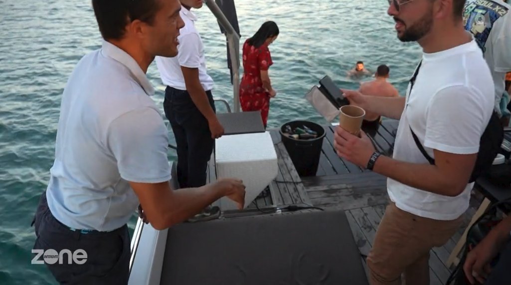 pierrot80remy's tweet photo. les enfoirés qui jettent des bouteilles et ordures à la mer, ce sont eux, les touristes du #Morbihan et leur capitaine qui organise des raves party sur son yotte!
#ZoneInterdite https://t.co/a2tsdfU9tR