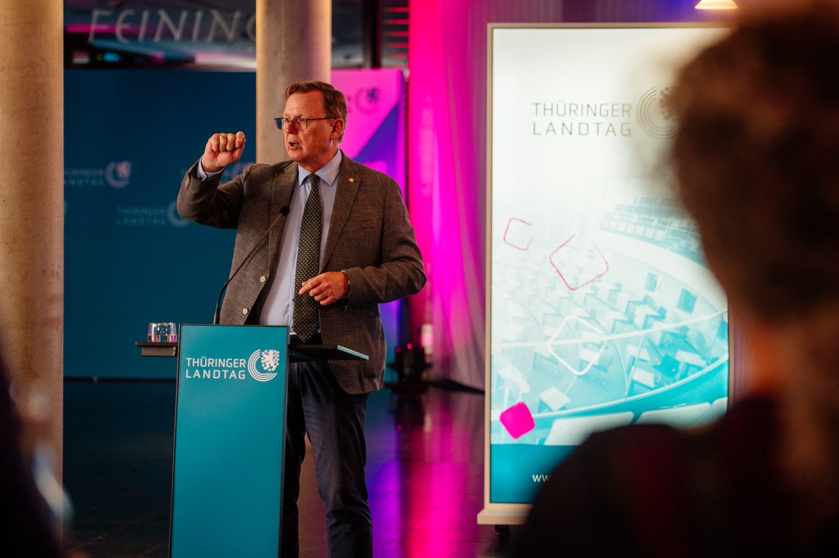 Heute empfingen LP'in Pommer und MP <a href="/bodoramelow/">Bodo Ramelow</a> die LGBTQ+ Community. 🏳️‍🌈 ❤️  "Nur ein buntes Thüringen ist ein lebenswertes Thüringen. Selbstbestimmtes Leben und Lieben haben einen festen Platz in unserer Gesellschaft", so Pommer beim CSD-Empfang. 🌈  @CSDErfurt  <a href="/CSD_Jena/">CSD Jena</a>