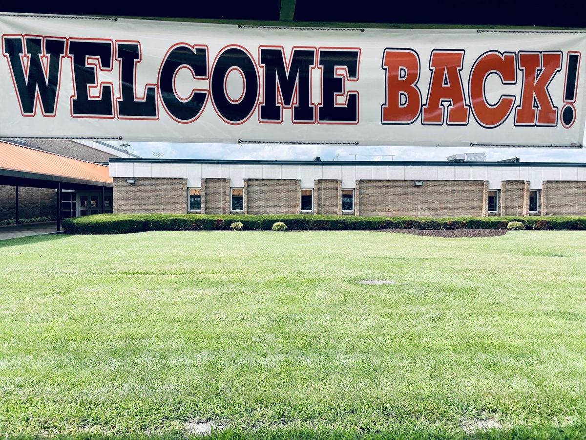 MCHSDistrict111's tweet image. We are so excited to welcome our students back today. Later, these hallways will be filled with over 2900 students across Central and South Campuses. Welcome back! #mchsproud