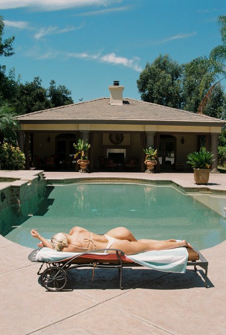 It&rsquo;s giving Slim Aarons 📸 @cariannesays https://t.co/P8Ed4LiifE<a class="tags" target="_blank" title="On Twitter" href="/?out=eyJ0eXAiOiJKV1QiLCJhbGciOiJIUzUxMiJ9.eyJpYXQiOjE3MjE2NzUwMDAsImlzcyI6InR3cG9ybnN0YXJzLmNvbSIsIm5iZiI6MTcyMTY3NTAwMCwiZXhwIjoxNzUzMjExMDAwLCJyZWRpcmVjdF91cmwiOiJodHRwczovL3R3aXR0ZXIuY29tL2Nhcmlhbm5lc2F5cyJ9.vHXh8s0S0vdpsFgEdtKQf3fmMpY-On_ikHCWfXZM3LCTp4835zTOejVHvaidnEwN_l5rp0aIfc0h1NJv_ZkM7w">@cariannesays</a>