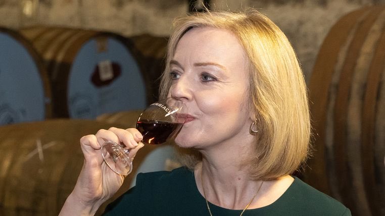 futurelawdigita's tweet photo. https://t.co/lFRps7EgUA
Truss said British workers needed 'more graft' , leaked audio reveals
Translation:
SkyNews desperate to damage #LizTruss broadcasts old clip taken out of context. People are dying around the world because of war/famine but hey let’s broadcast this rubbish. https://t.co/gsUqyX9MjA
