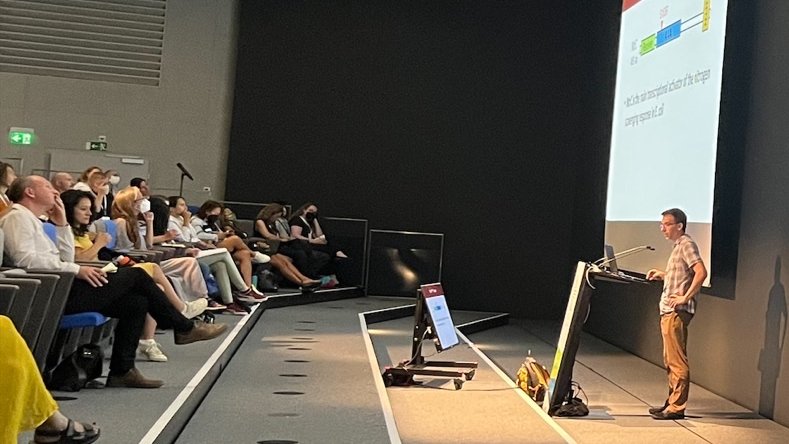McKinlay Lab (@mckinlab) on Twitter photo Thanks <a href="/LizScurious/">Marjon de Vos</a> and <a href="/asanchez_lab/">Alvaro Sanchez Lab</a> for <a href="/JakeMcKinlay/">Jake McKinlay</a>'s opportunity to present on recipient-driven cross-feeding and evolutionary influences of public adenine at #ISME18. Many lab members and collaborators contributed data to this talk. Thanks <a href="/LizScurious/">Marjon de Vos</a> and <a href="/asanchez_lab/">Alvaro Sanchez Lab</a> for <a href="/JakeMcKinlay/">Jake McKinlay</a>'s opportunity to present on recipient-driven cross-feeding and evolutionary influences of public adenine at #ISME18. Many lab members and collaborators contributed data to this talk.