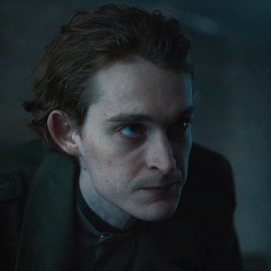 olddedinside's tweet image. [#наследие | #евгенийшварц × #нос]

я не знаю, что шутить. поразительная красота. в шаге от смены аватарки, но держусь. твиттер запомнит меня таким 🤌

а, так вот, НОС--
(недорос)