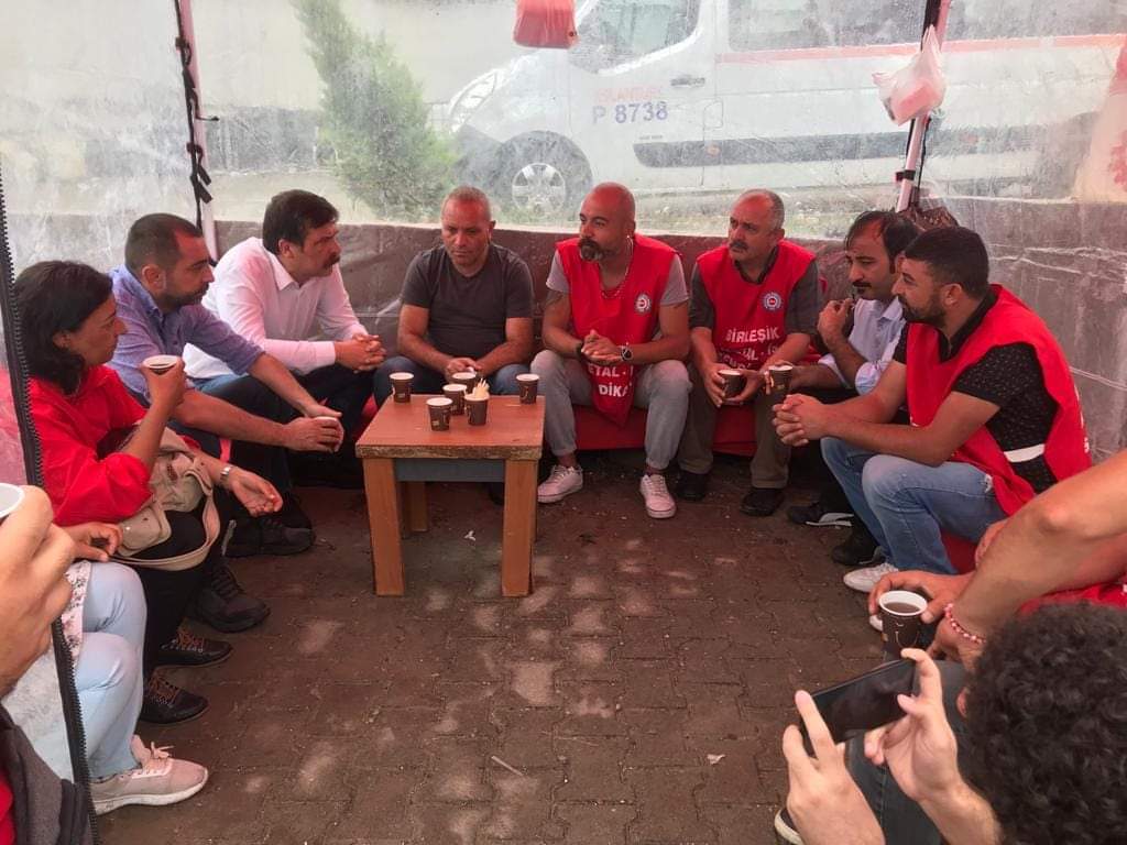 BirlesikMetal's tweet photo. Türkiye işçi partisi genel başkanı
Erkan BAŞ , Gebze ilçe başkanı ve Üyeleri
#AsenMetal kapı önü direnişimizin 97. Gününde bizleri ziyaret ettiler.
#Yaşasın sınıf dayanışması https://t.co/OV3xyyzJv7