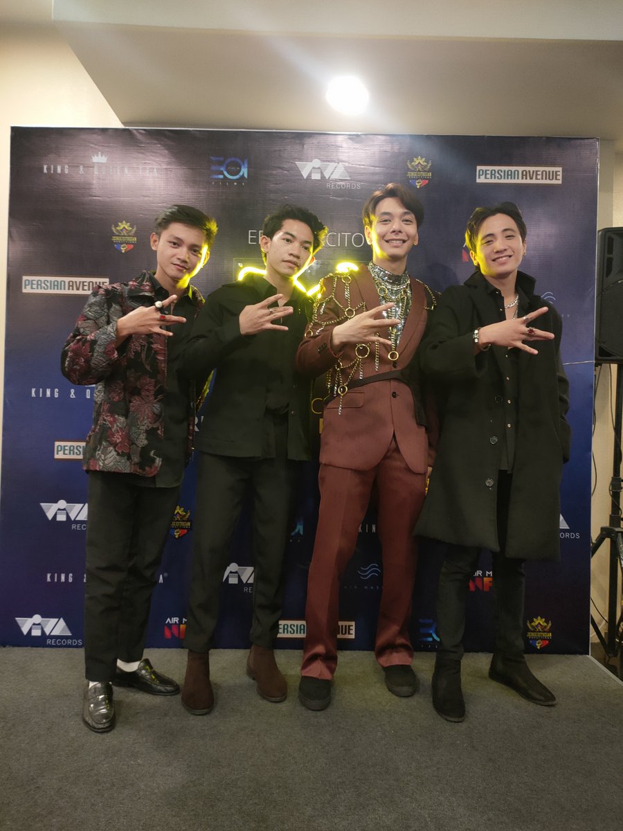 StylersOfficia1's tweet photo. NEW STYLE at "FOOL" MV Red Carpet Premiere 081422

NEW STYLE and Sir ERIC EJERCITO💖

Thank you Sir Eric for guesting New Style🥰

@ericejercito 
@VivaArtists_ 
#FoolRedCarpetPremiere 
#EricEjercito #FoolMV
#NEWSTYLE https://t.co/mj0KalDXNY