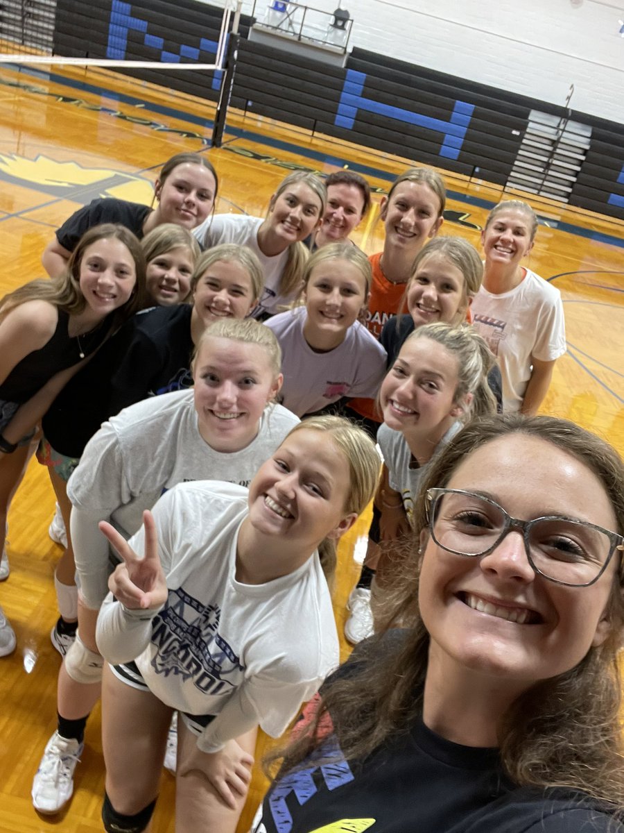 AMadFousek's tweet photo. 4th year teaching fifth graders and 3rd year coaching amazing girls with my awesome assistants! I love being able to make an impact in our youth’s lives and love the school I’m able to do it for! 🤍🏐 #emwolves #smallschoolproud https://t.co/nLGYYkr9M3