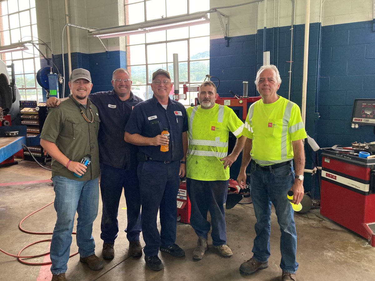 RaeAnneTDOT's tweet photo. ๐ฆบ As part of @myTDOTโs #SafetyWeek2022, our safety coordinators are visiting district offices & construction projects across the region - handing out refreshments to thank employees for working safely ๐ท๐ปโโ๏ธ๐ฅฝโ ๏ธ๐ง๐๐๐
๐ฆบ #Work4Us #WorkWithUs #myTDOT #Safety #TransportationTuesday https://t.co/OWT1n2ttvH