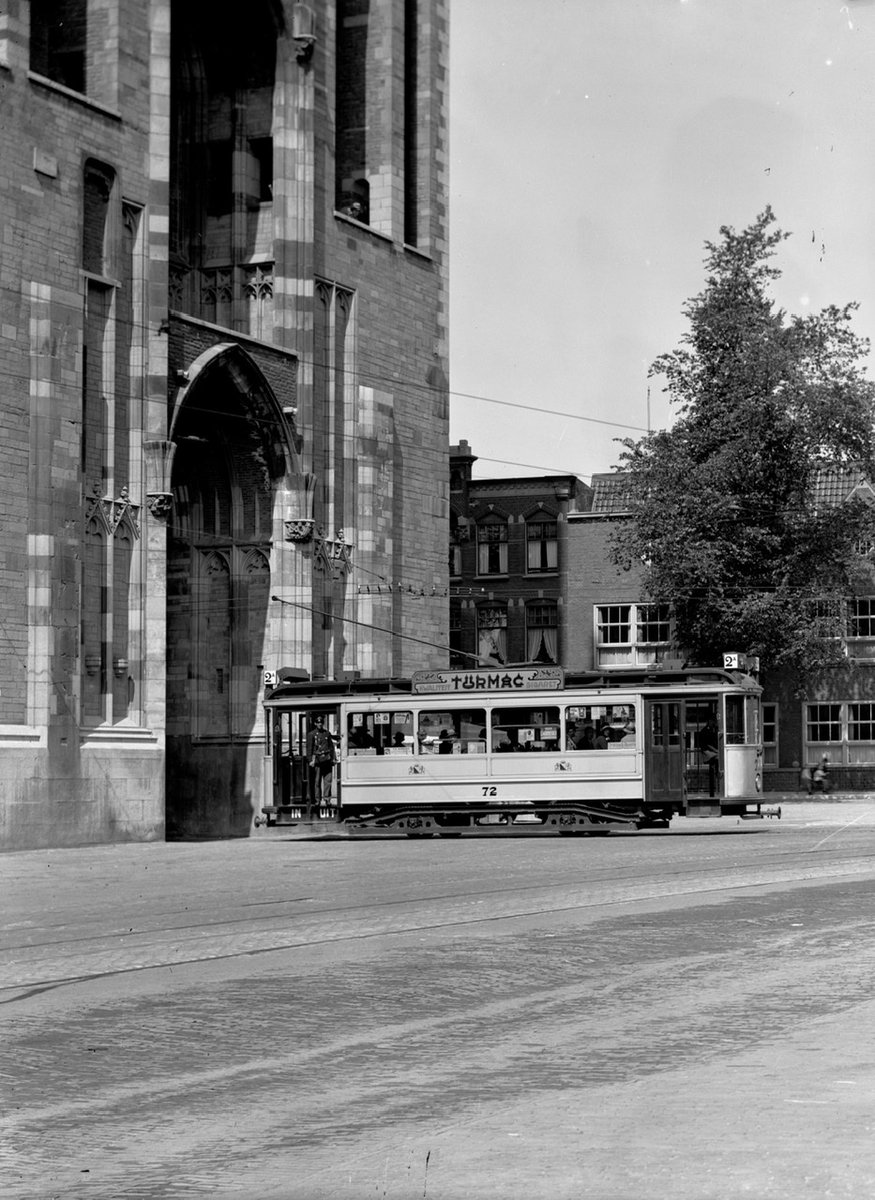 OudUtrecht's tweet photo. Op 16 augustus 1925 ging de eerste stadsbus op proef rijden. Tussen 1936 en 1938 zijn alle vijf tramlijnen vervangen door bussen. Op 15 januari 1939 reden voor het laatst trams naar het voetbalstadion.
#utrecht #gevu #stadsbus #tram https://t.co/oO5Cwq5PMw
