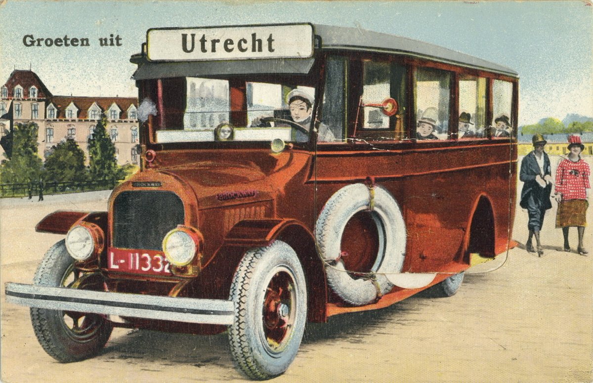 OudUtrecht's tweet photo. Op 16 augustus 1925 ging de eerste stadsbus op proef rijden. Tussen 1936 en 1938 zijn alle vijf tramlijnen vervangen door bussen. Op 15 januari 1939 reden voor het laatst trams naar het voetbalstadion.
#utrecht #gevu #stadsbus #tram https://t.co/oO5Cwq5PMw