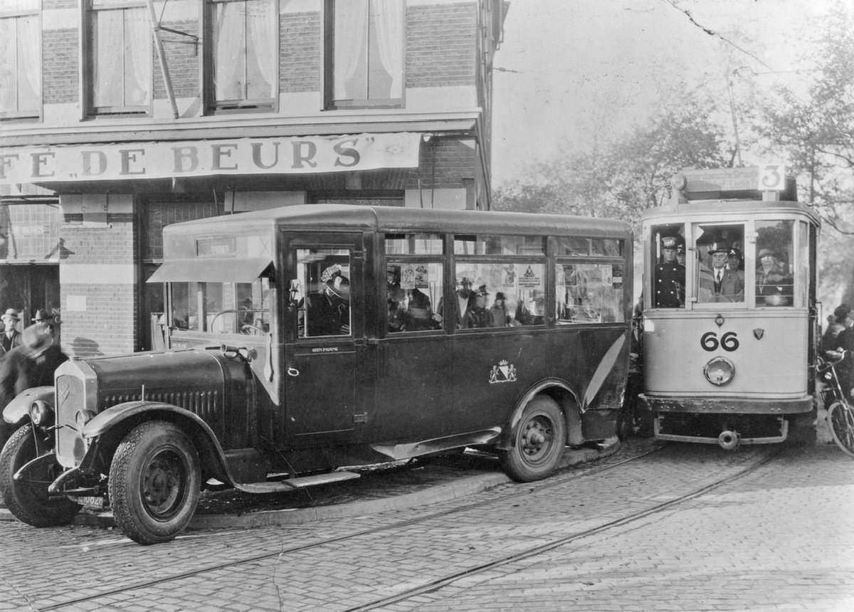 OudUtrecht's tweet photo. Op 16 augustus 1925 ging de eerste stadsbus op proef rijden. Tussen 1936 en 1938 zijn alle vijf tramlijnen vervangen door bussen. Op 15 januari 1939 reden voor het laatst trams naar het voetbalstadion.
#utrecht #gevu #stadsbus #tram https://t.co/oO5Cwq5PMw