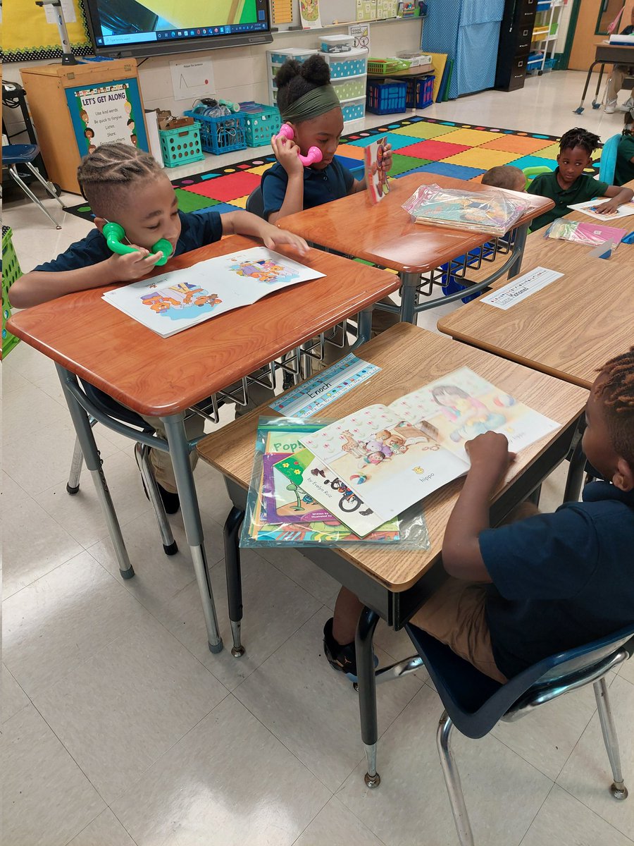 ErdKinders's tweet photo. Using our whisper phones as we learn about books! @DicksonTigers https://t.co/fzgdbVgIH0