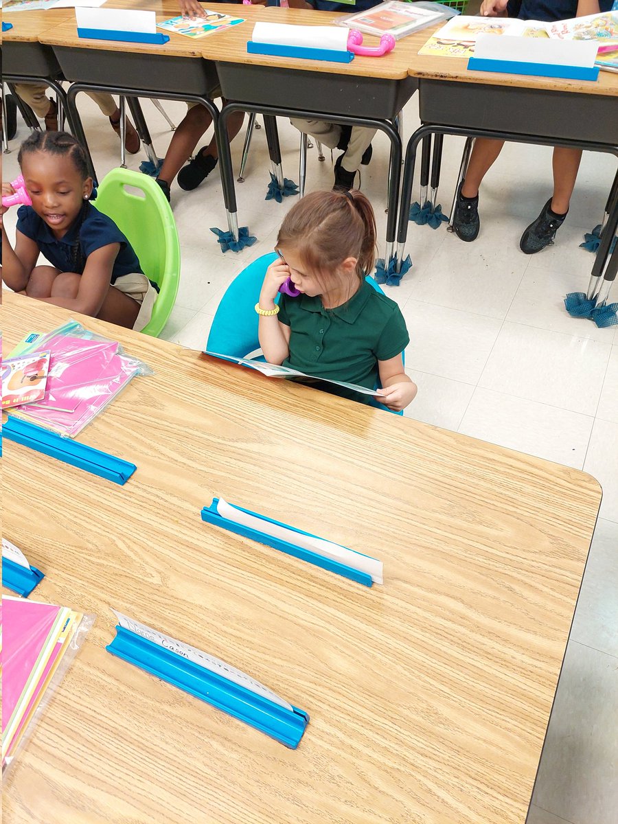 ErdKinders's tweet photo. Using our whisper phones as we learn about books! @DicksonTigers https://t.co/fzgdbVgIH0