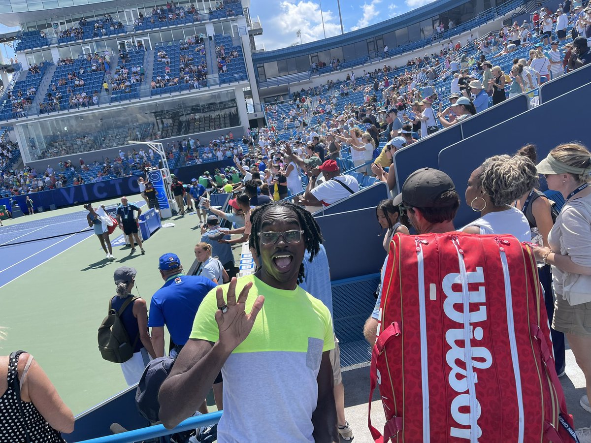inspirEDucator's tweet photo. Me casually hanging out with @EricHechtman after the @Venuseswilliams match 🤓😅😇 #CincyOpen #cincytennis #CincinnatiMasters #ohio #tennis #atp #wta #VenusWilliams #Veeliever https://t.co/dwpFgTetgU