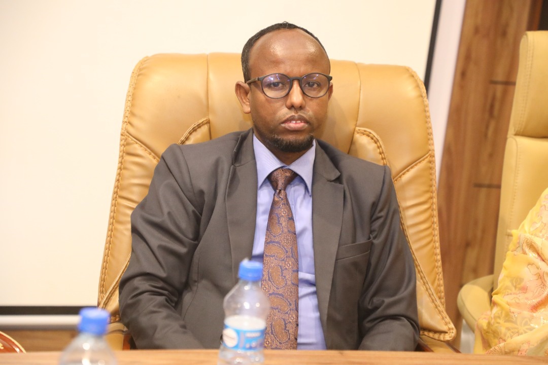 MoH_Somalia's tweet photo. The Minister of Health H.E. Dr Ali Haji, with state Minister &amp; DG today held introductory meeting with public &amp; private hospital Directors &amp; NHPC. Discussions incl strengthening the collaboration b/w private &amp; public service in health through data sharing &amp; strong partnership. https://t.co/ozWOOSheKT