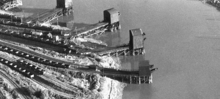 coaltrimmers1's tweet photo. Coal Tips or Staithes were a means for loading coal from wagon to ship.  Did you know that there is one left in Cardiff #coaltrimmers  #cardifftrimmers  #cardiffdocks https://t.co/SrG5L5LMF3