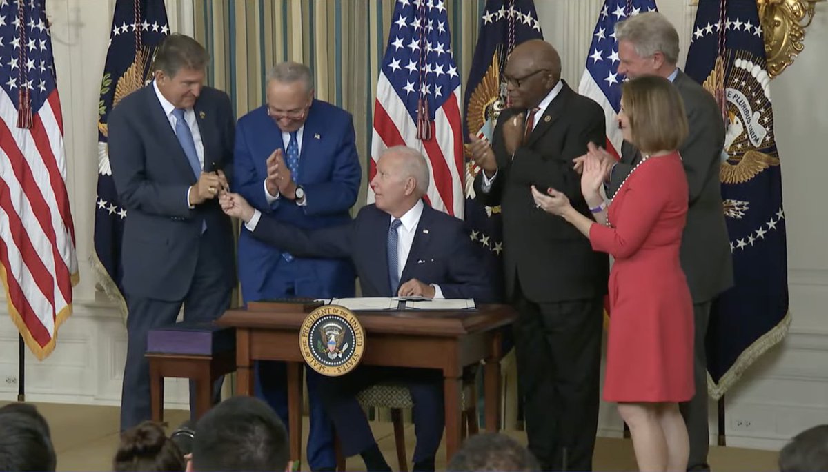 igorbobic's tweet photo. Biden hands Manchin the pen after signing IRA into law https://t.co/qKvdzesC4N