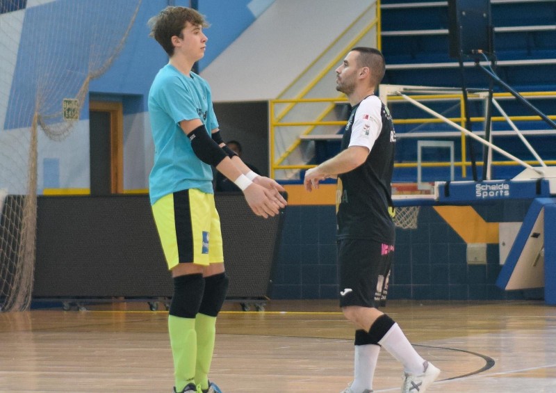 Rubén Cala también se pasa a los banquillos  zamora3punto0.com/ruben-cala-tam…