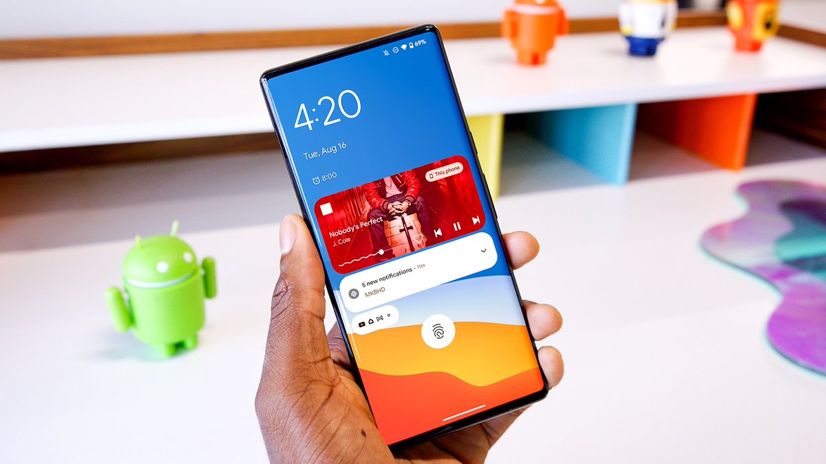 MKBHD's tweet photo. NEW VIDEO - I put Android 13 on my Pixel 6 Pro. Here’s my favorite features: https://t.co/c5xt2k5PqR https://t.co/fguSPGDgJ8