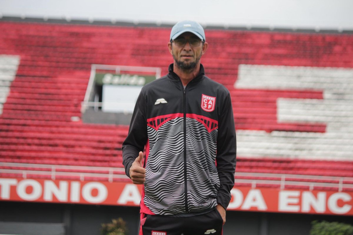 PANORAMADEPORTS's tweet photo. AL MANDO DE LA CATEGORIA RESERVA 

El Profesor Edgar Vera asume como entrenador en la categoría reserva para los siguientes próximos encuentros por la división intermedia. Álvaro Jesús Esquivel Arévalos será el asistente técnico. https://t.co/tuqfNSQg58