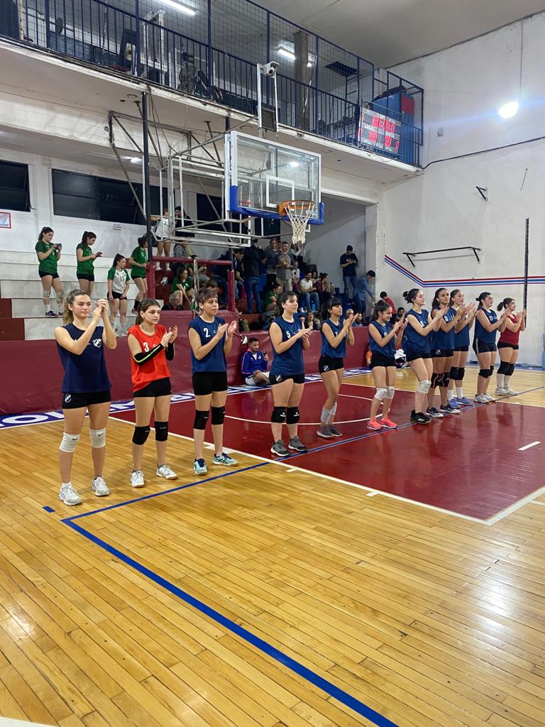 lamavoley's tweet photo. Este finde la categoría sub 18 participó de la Super Fecha  organizada por la  @metrovoley . Queremos felicitar a las  chicas y al profe Gaston por el muy buen desempeño realizado llegando a  octavos del final y agradecer a los padres que las acompañaron. Vamos Lama!! 💙🏐💙 https://t.co/cWTT343eeU