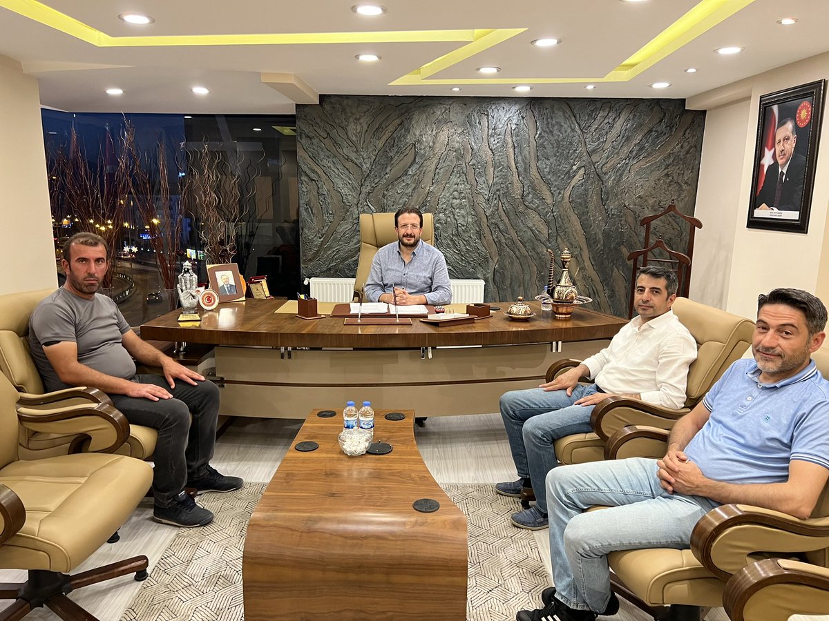 HaktanOmeroglu's tweet photo. İlçe Başkanlığımızda bizi ziyarete gelen AbdurrahmanGazi Mah Başkanımız Murat Küçük ile mahallemizde yaptığımız çalışmalarımız ile alakalı istişarelerde bulunduk, nazik ziyaretinden dolayı başkanımıza teşekkür ediyorum @Akparti @erkankandemir https://t.co/3gmmxc22j3