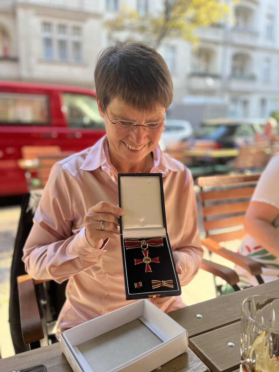 friendocrino's tweet photo. Congratulations to my friend, mentor and colleague Ulrike Thurm who was awarded the Federal Cross of Merit (#Bundesverdienstkreuz) for her tireless efforts in supporting professional athletes with #type1diabetes. 💙🥇#WomeninScience #T1Dlookslikeme #WeAreNotWaiting https://t.co/XFQJVJIx5q