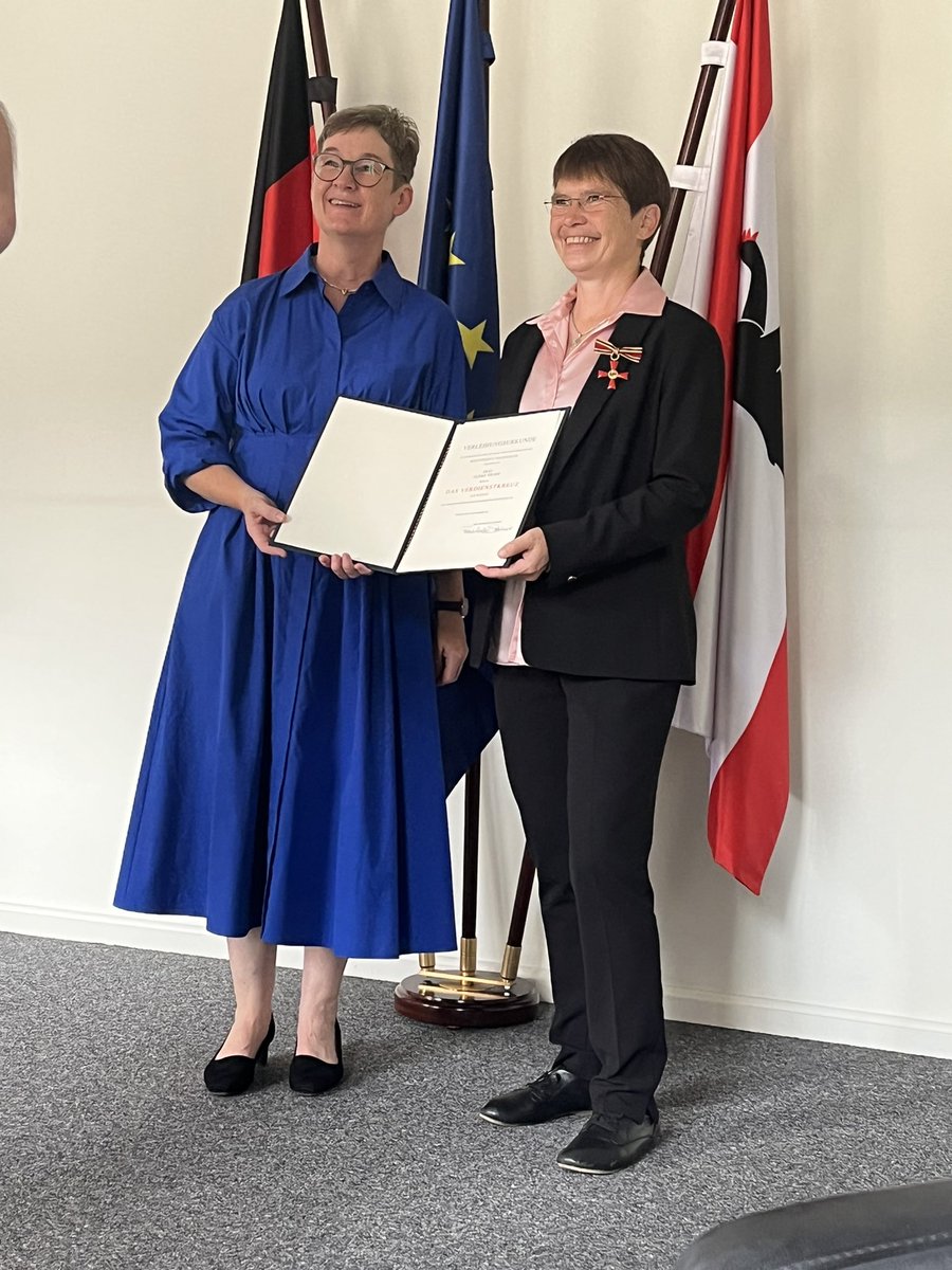 Congratulations to my friend, mentor and colleague Ulrike Thurm who was awarded the Federal Cross of Merit (#Bundesverdienstkreuz) for her tireless efforts in supporting professional athletes with #type1diabetes. 💙🥇#WomeninScience #T1Dlookslikeme #WeAreNotWaiting