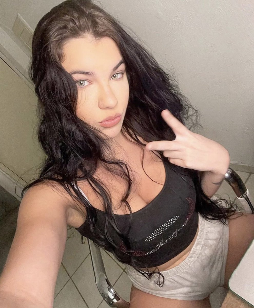 MariBenechoff's tweet photo. I'm so wet and horny 😈 https://t.co/poCDGWe5lV