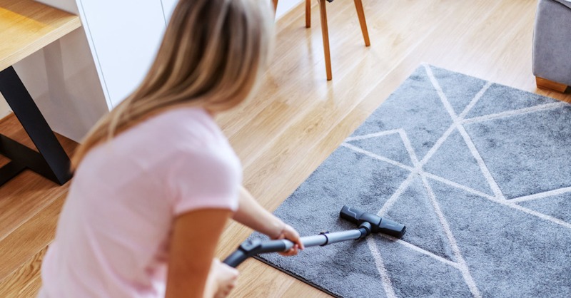 AllergicLiving's tweet photo. Dust mites, one of the most #commonallergens & #asthma triggers, are estimated to infest about 84% of US homes. These tiny critters π·οΈπ·οΈ love humidity, populate mattresses & rugs, and feed off skin cells. Read & learn how to outsmart them (short of relocating to the Sahara! π)